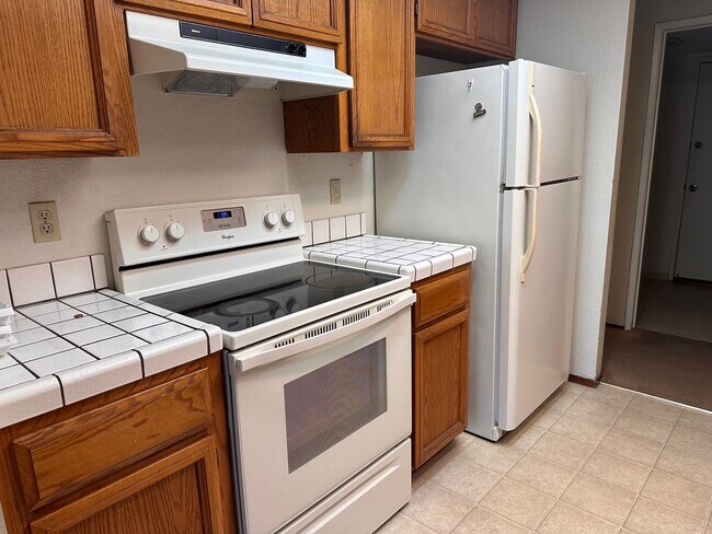Building Photo - Clean 2 Bedroom 2.5 Bath Townhome in Park-...