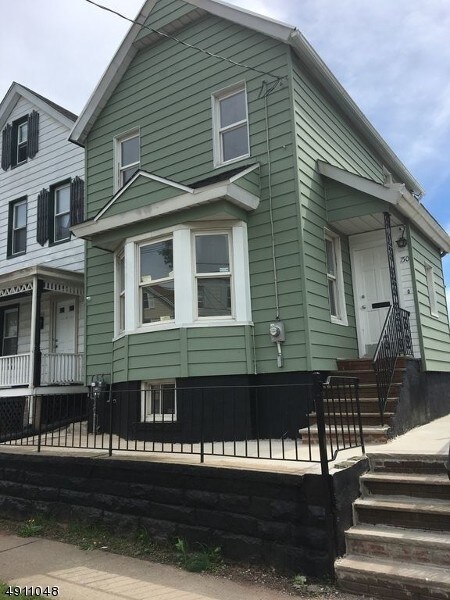 Primary Photo - 150 Ward St