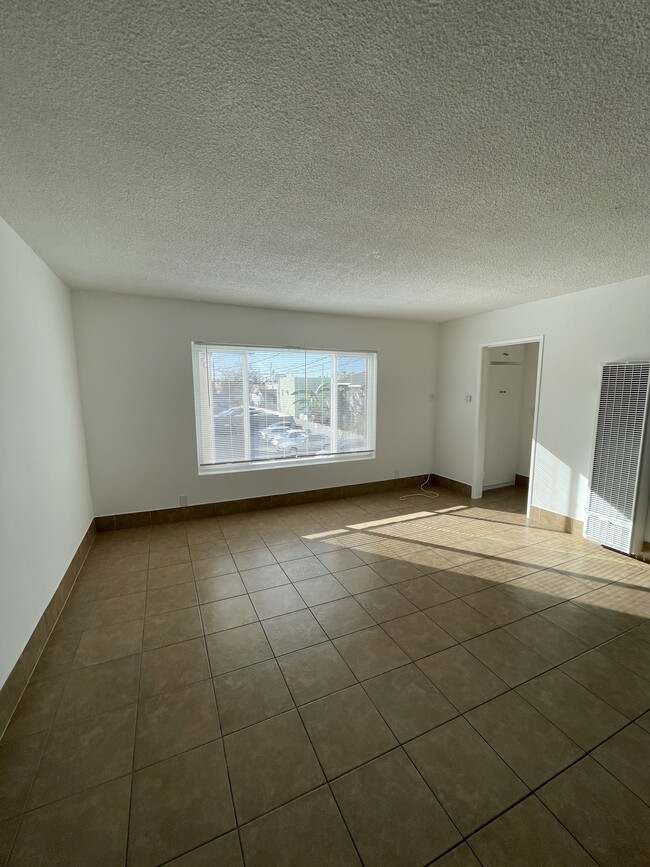 Vista de la sala de estar de un dormitorio - 1513 S Arlington Ave