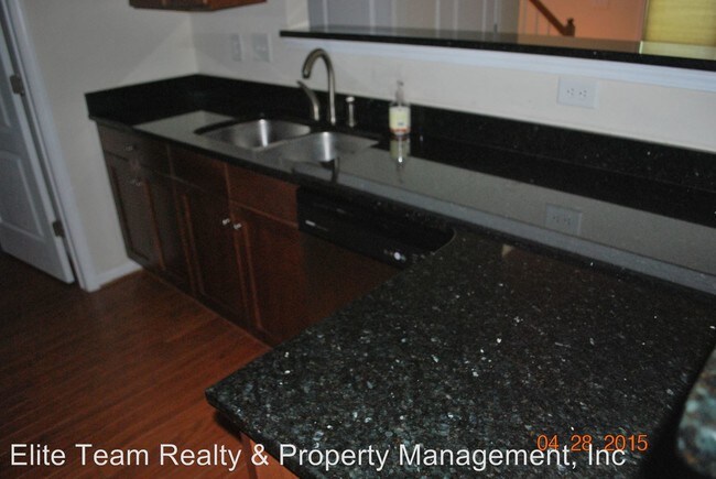 Building Photo - 3 br, 2.5 bath House - Maywood Dr 3201