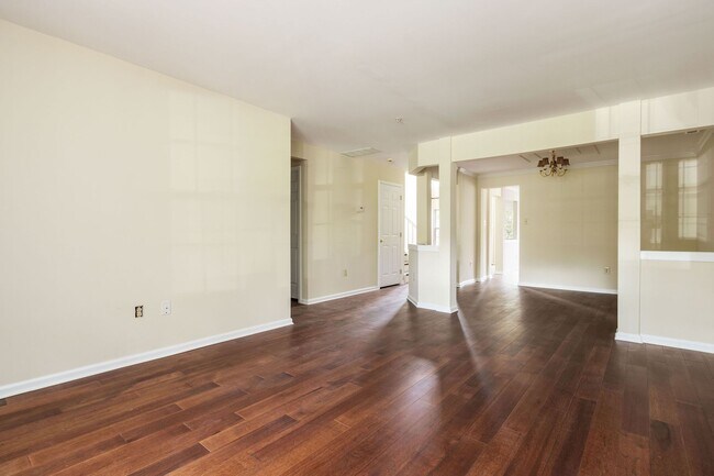 Building Photo - 209 Leeds Ct
