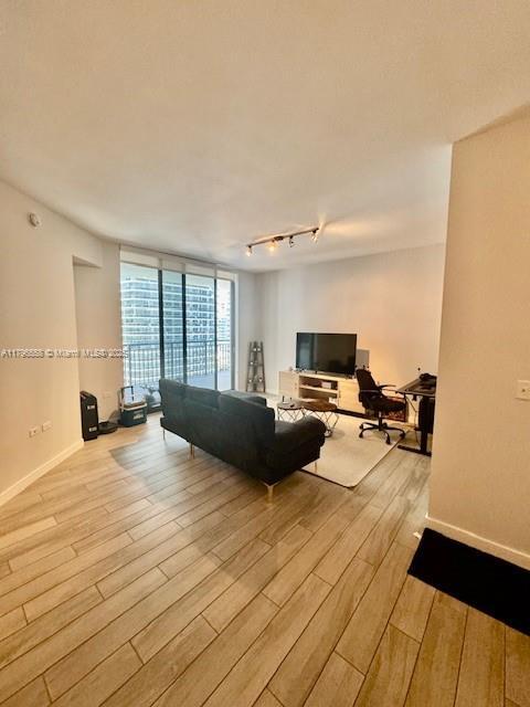 Foto del edificio - 999 SW 1st Ave
