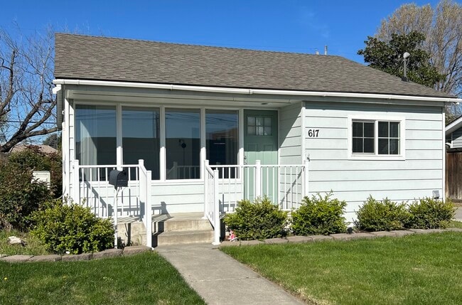 Building Photo - 617 Thayer Dr