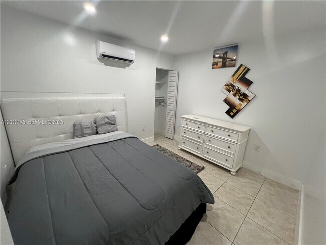 Foto del edificio - 382 NE 113th St