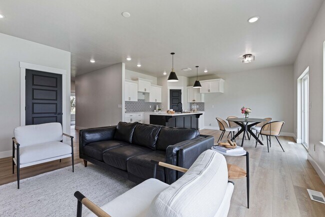 Building Photo - AWESOME 3 Bed 2 Bath Twin home in Sugar city