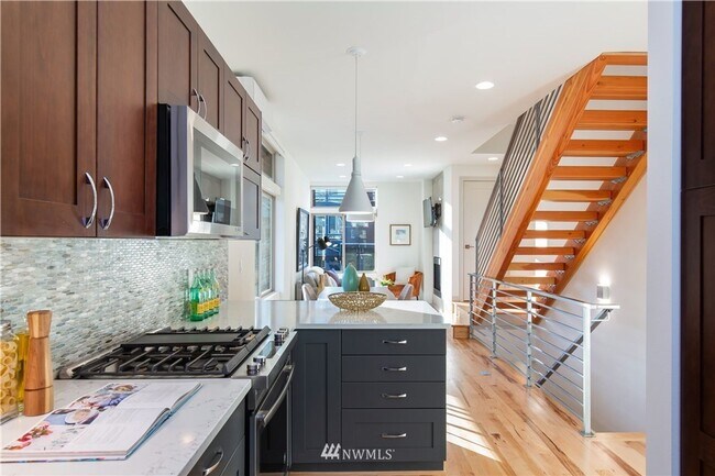Foto del edificio - Modern 4-Bedroom Townhome in the Heart of ...