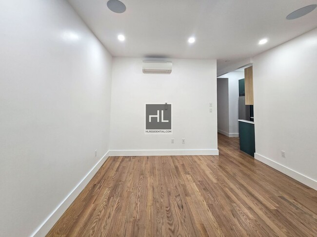 Foto del edificio - Spacious 3BR 1.5 bath  in  Bedstuy-Bushwic...