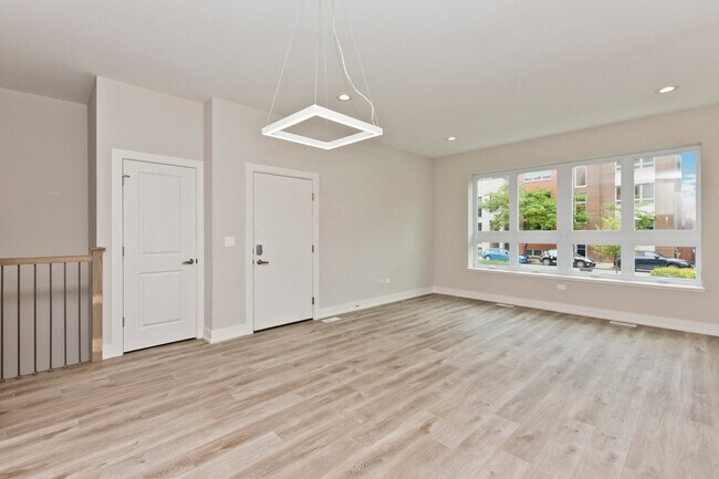 Building Photo - 2731 N Ashland Ave