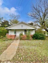 Building Photo - 10 Center St