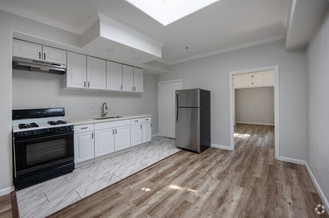Interior Photo - 1072 Laguna Ave