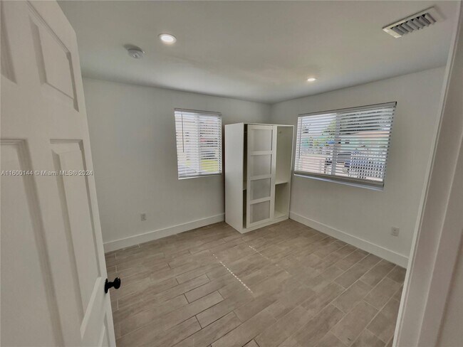 Foto del edificio - 1551 NW 55th St