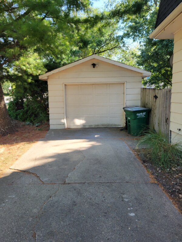 Building Photo - 1023 SE Uehlamar Dr