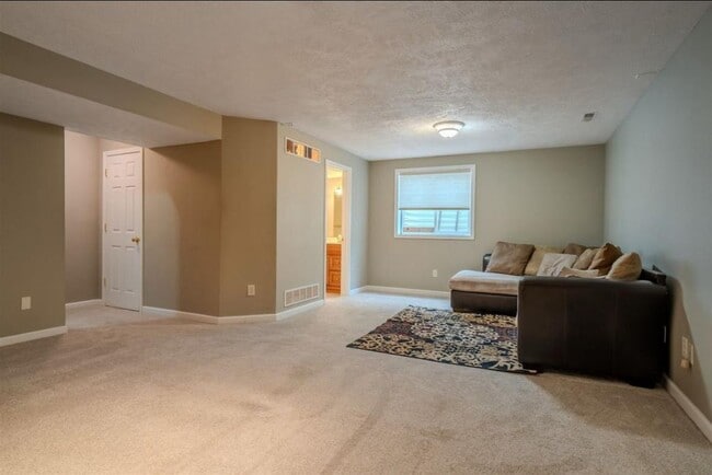 Building Photo - 1114 Doral Dr