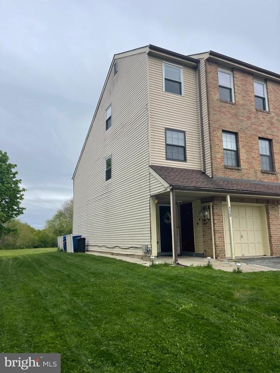 Building Photo - 115 Chaucer Rd