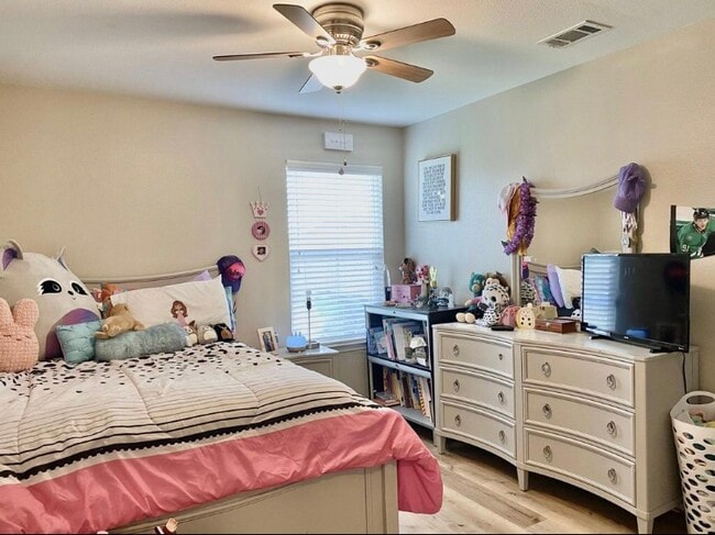 Building Photo - 118 Feverbush Dr