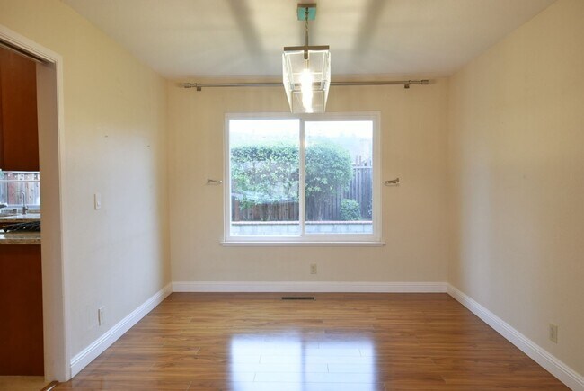 Foto del edificio - Beautifully Updated 5 Bedroom and 3 Bath Home in Desirable Blossom Valley Neighborhood!