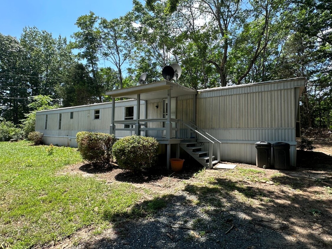 Primary Photo - Private mobile home on large lot! 2 bed 2 ...