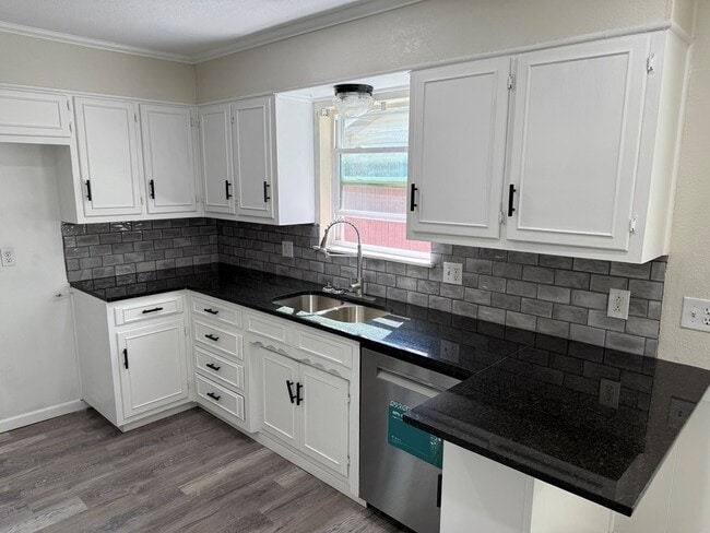 Building Photo - 3821 E Everglade Ave