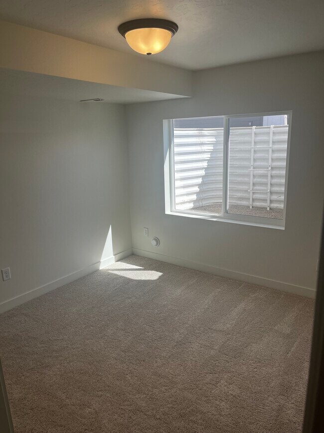 Building Photo - 732 Blue Mountain Dr
