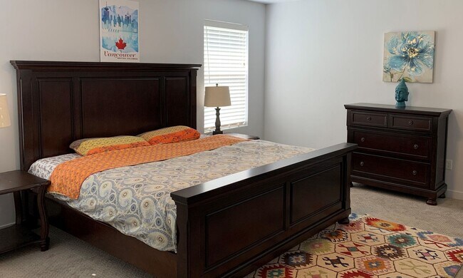 Foto del edificio - 4-bedroom dream home with a dedicated offi...
