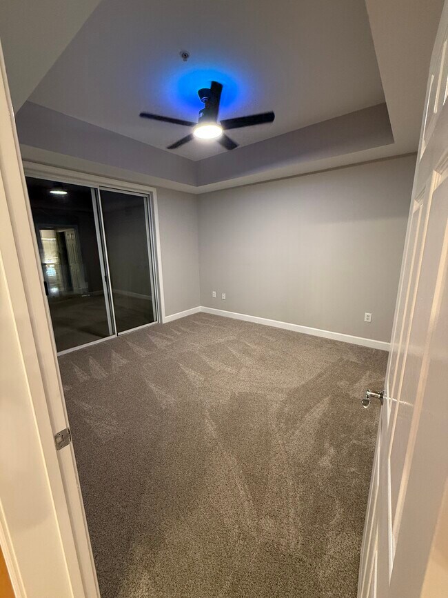 Alfombra nueva, pintura y ventilador de techo con LED - 59 E Agate Ave