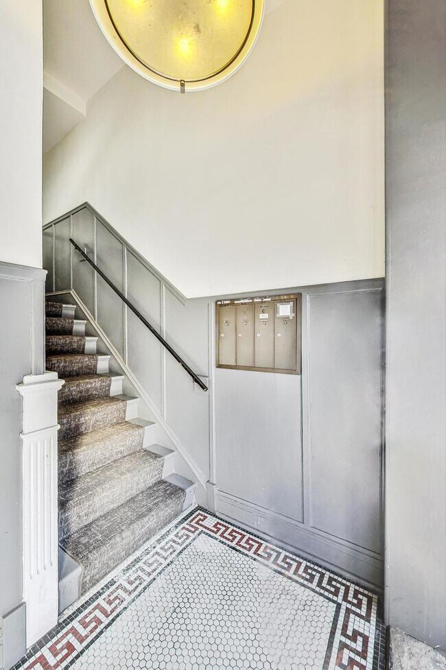 Foto del edificio - 2541 N California Ave