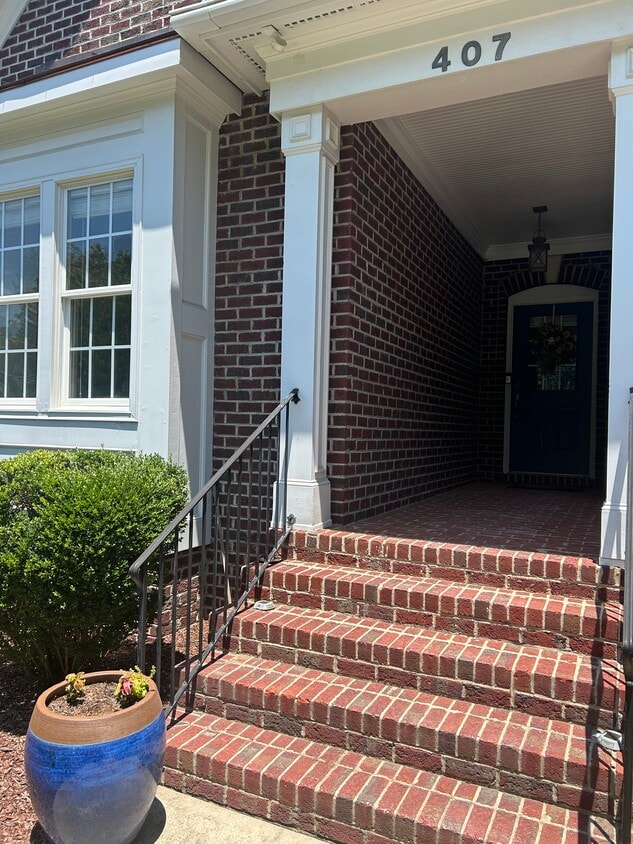 Building Photo - 407 Chandler Grant Dr