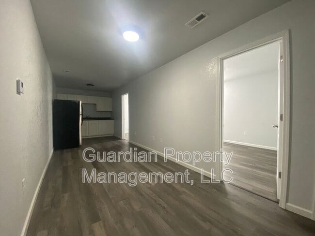 Building Photo - 123.5 N Main St