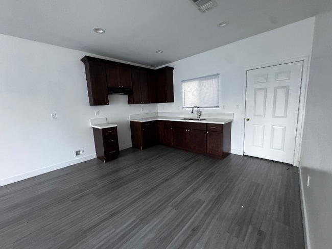 Building Photo - 372 W 9th St