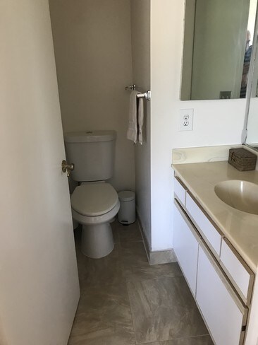 medio baño en la planta baja - 640 Vernon Ave