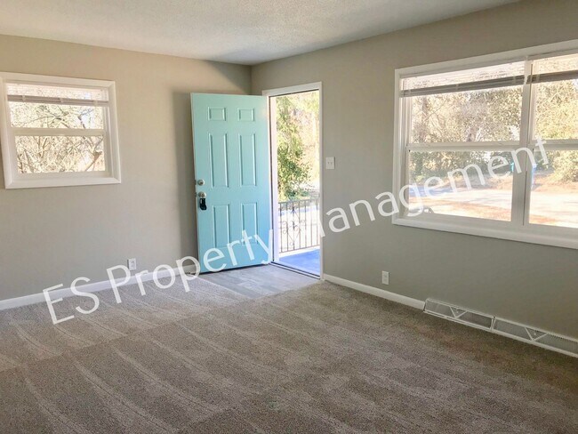 Building Photo - Great 3 Bedroom 1.5 Bathroom Home in Washi...