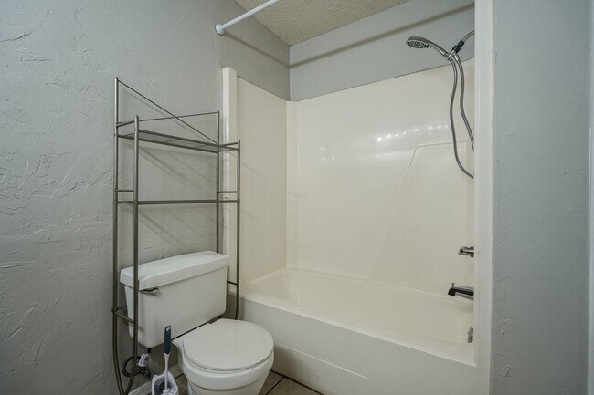 Foto del edificio - 4 bed, 2 bath home in Yukon