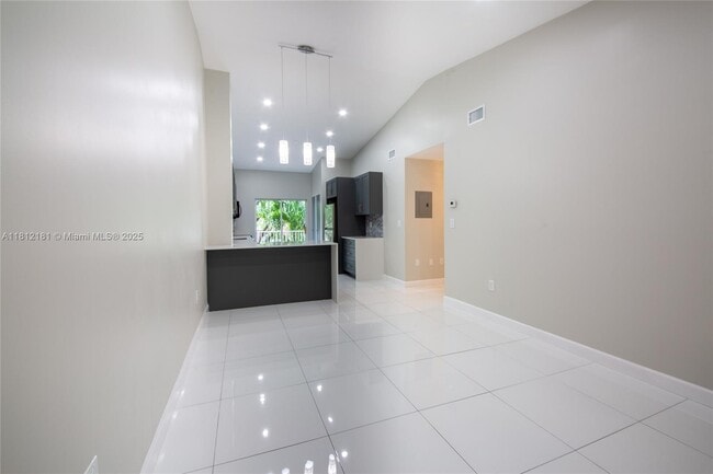 Foto del edificio - 6990 NW 179th St