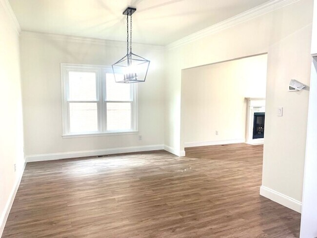 Building Photo - Fully Renovated 2 Bed 2 Bath Near Downtown...