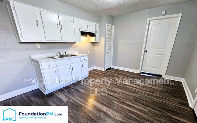Building Photo - 1609 Hugenot St