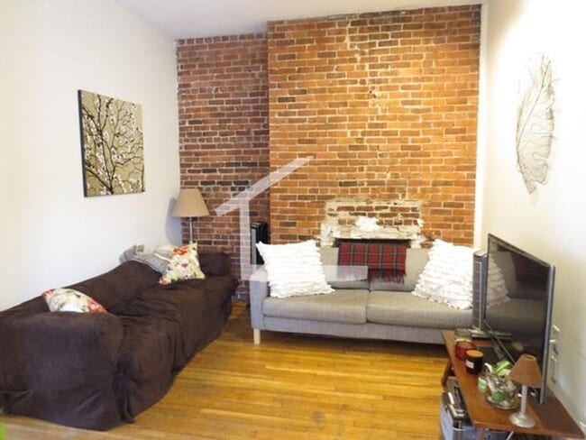 Beautiful, Renovated and Affordable Allston 3 Bed right off Comm Ave for September 1st - Beautiful, Renovated and Affordable Allston 3 Bed right off Comm Ave for September 1st Apartment