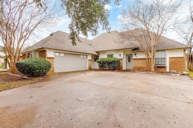 Building Photo - Beautiful 3 Bed, 2 Bath Home in Well Estab...