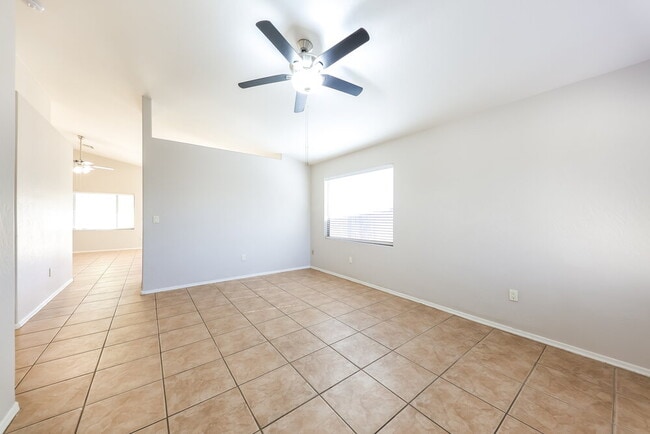 Building Photo - 2030 E Wahalla Ln