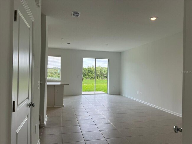 Building Photo - 3066 Chantilly Dr