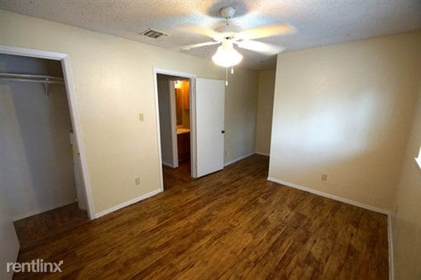 Building Photo - 2501 Manor Rd