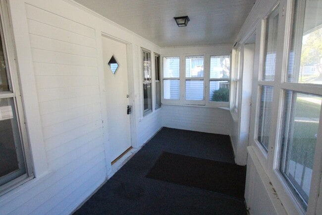 Building Photo - 3 bedroom 1 bath West Allis home with granite counters and 2 car garage