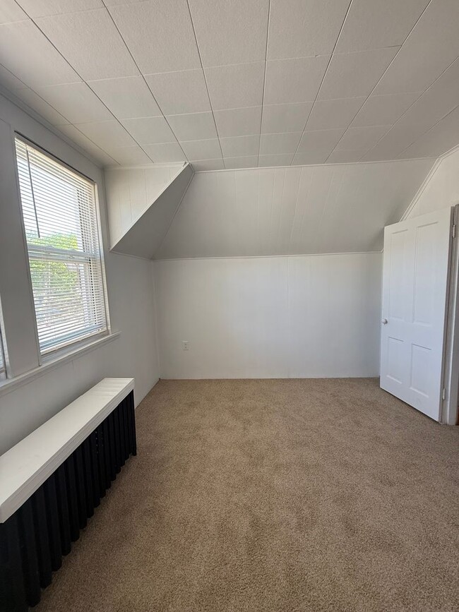 Building Photo - Charming 2-Bedroom, 1-Bath Home