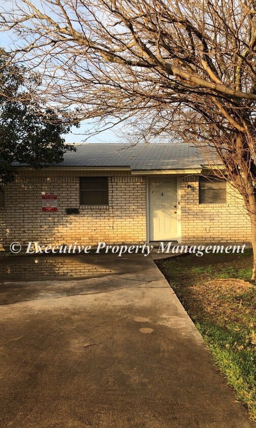 Primary Photo - 506 Sunset Ln