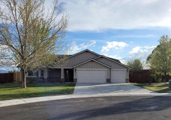 Foto del edificio - 4 Bedroom Home with 3 Car Garage in Dayton-Riverpark