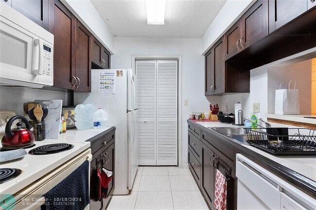 Building Photo - 755 Riverside Dr