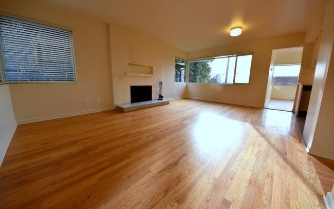 Building Photo - Jenny G Apartments - 2 bedrooms