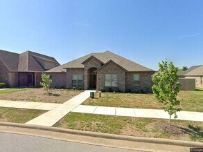 Building Photo - 3211 SW Warberry Ave