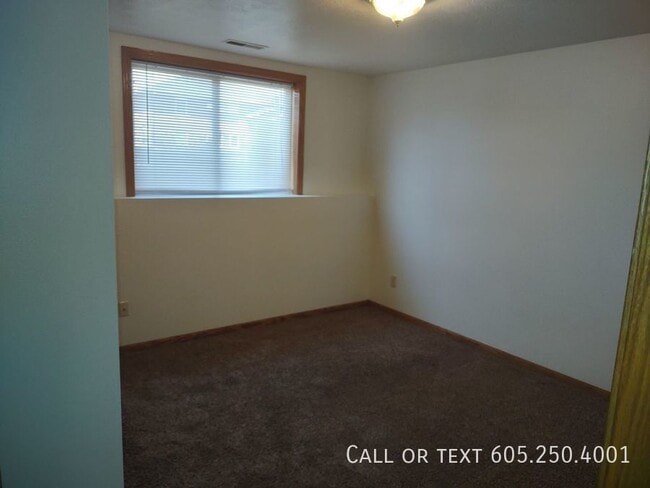 Building Photo - Charming 2 Bedroom 2 Bathroom Centrally Lo...