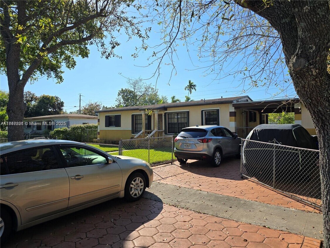 Foto del edificio - 1680 NE 159th St