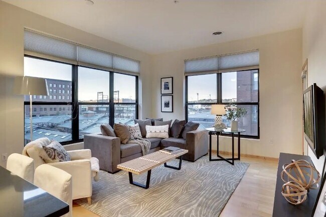 Foto del edificio - DECEMBER MOVE-IN SPECIAL FOR QUALIFIED APPLICANTS - Absolutely Gorgeous 2 BR, 2 BA Condo Just Ste...